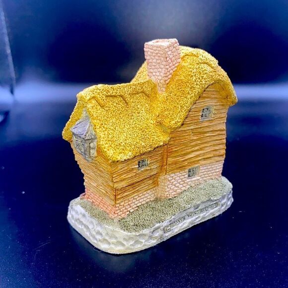 Vintage mint condition David Winter Cottage The Village Shop from 1982 - Picture 5 of 8